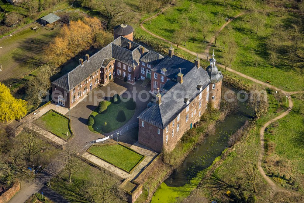 Hamminkeln from the bird's eye view: Building and castle park systems of water castle Ringenberg on street Schlossstrasse in Hamminkeln in the state North Rhine-Westphalia, Germany