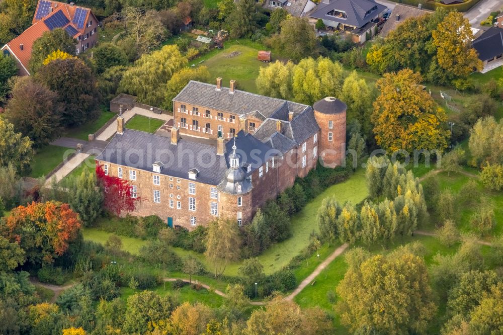 Aerial photograph Hamminkeln - Building and castle park systems of water castle Ringenberg on street Schlossstrasse in Hamminkeln in the state North Rhine-Westphalia, Germany