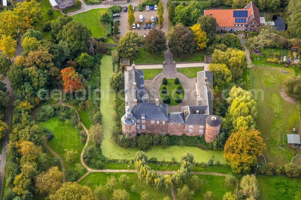 Hamminkeln from above - Building and castle park systems of water castle Ringenberg on street Schlossstrasse in Hamminkeln in the state North Rhine-Westphalia, Germany