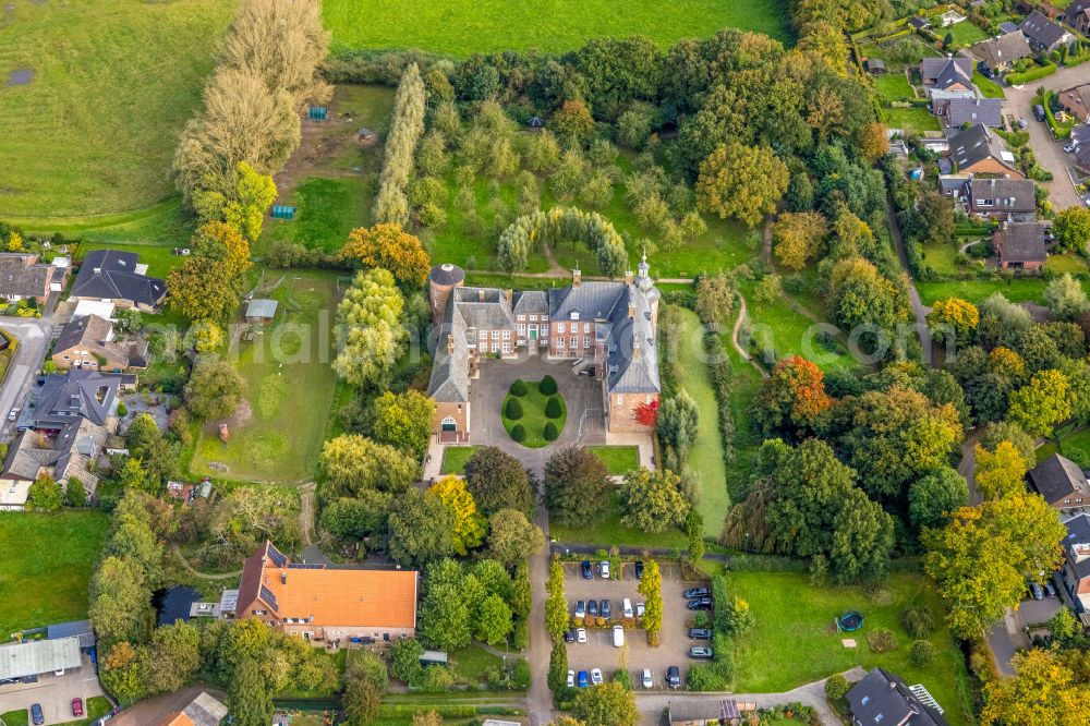 Hamminkeln from the bird's eye view: Building and castle park systems of water castle Ringenberg on street Schlossstrasse in Hamminkeln in the state North Rhine-Westphalia, Germany