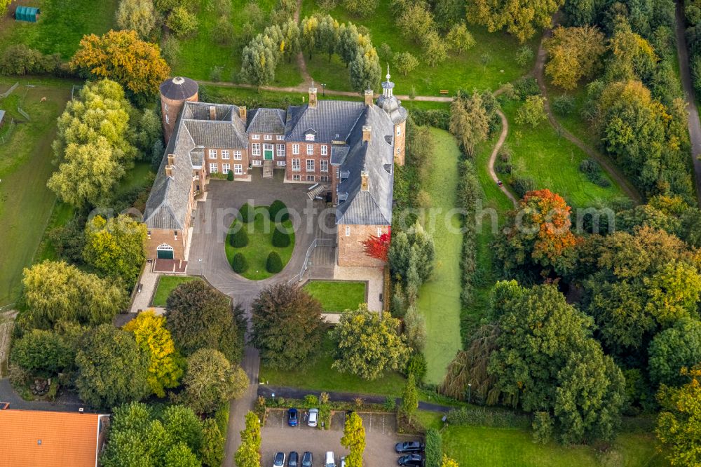 Aerial image Hamminkeln - Building and castle park systems of water castle Ringenberg on street Schlossstrasse in Hamminkeln in the state North Rhine-Westphalia, Germany