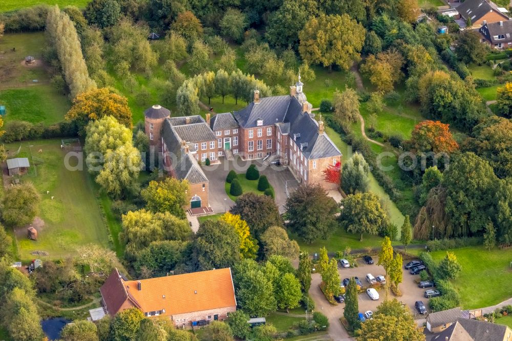 Aerial photograph Hamminkeln - Building and castle park systems of water castle Ringenberg on street Schlossstrasse in Hamminkeln in the state North Rhine-Westphalia, Germany