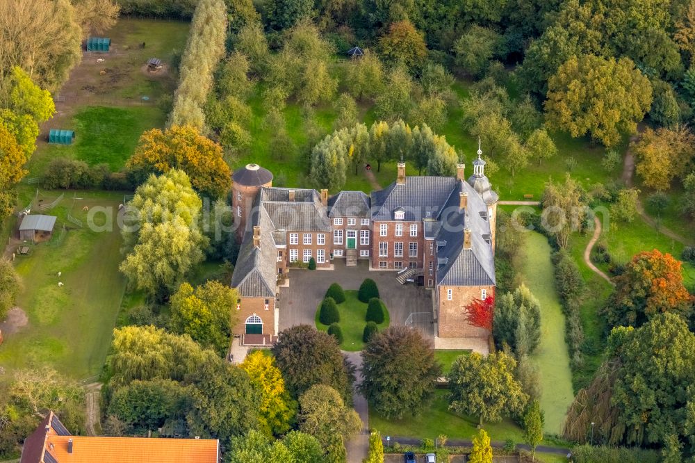 Hamminkeln from above - Building and castle park systems of water castle Ringenberg on street Schlossstrasse in Hamminkeln in the state North Rhine-Westphalia, Germany