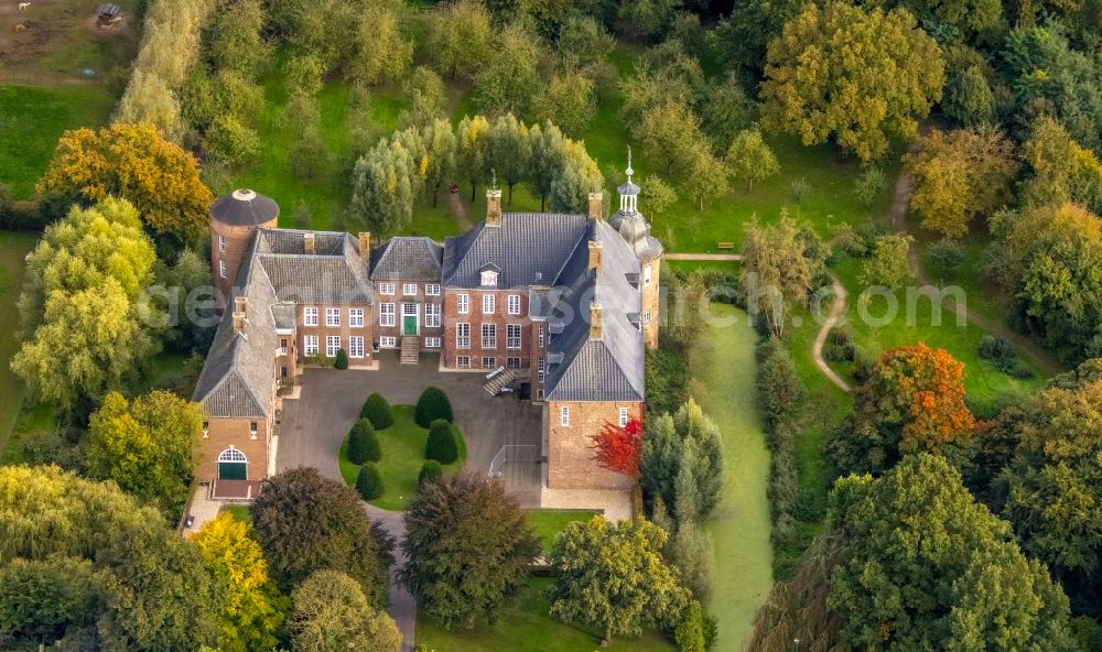 Hamminkeln from the bird's eye view: Building and castle park systems of water castle Ringenberg on street Schlossstrasse in Hamminkeln in the state North Rhine-Westphalia, Germany