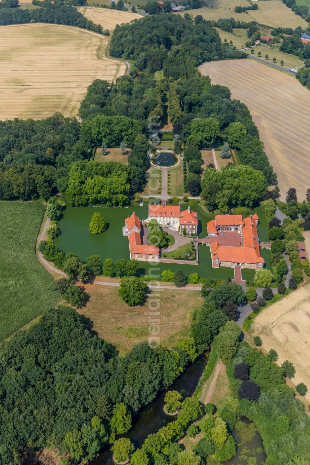 Aerial image Rinkerode - Building and castle park systems of water castle Rittergut Haus Borg in Rinkerode in the state North Rhine-Westphalia, Germany