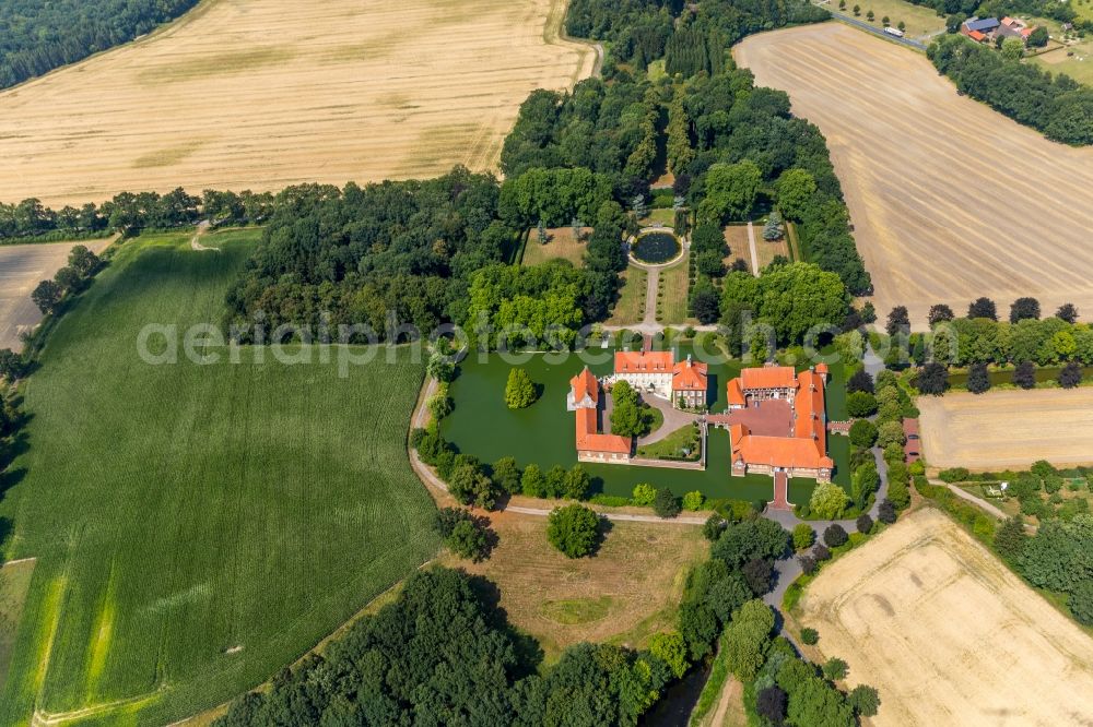 Aerial photograph Rinkerode - Building and castle park systems of water castle Rittergut Haus Borg in Rinkerode in the state North Rhine-Westphalia, Germany