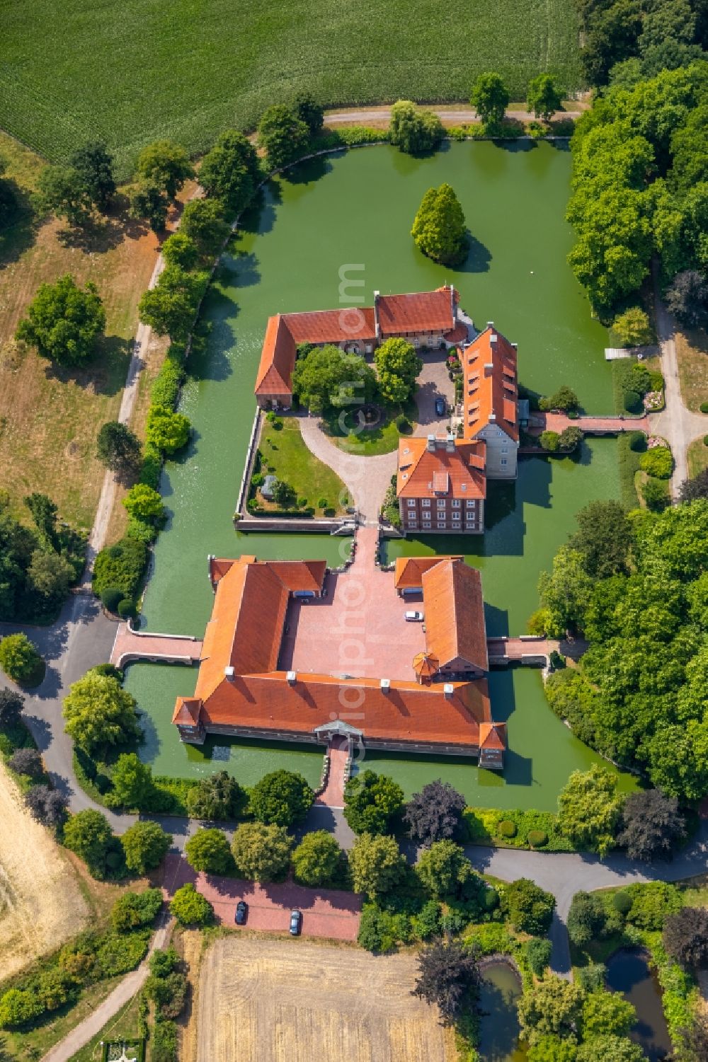 Rinkerode from above - Building and castle park systems of water castle Rittergut Haus Borg in Rinkerode in the state North Rhine-Westphalia, Germany