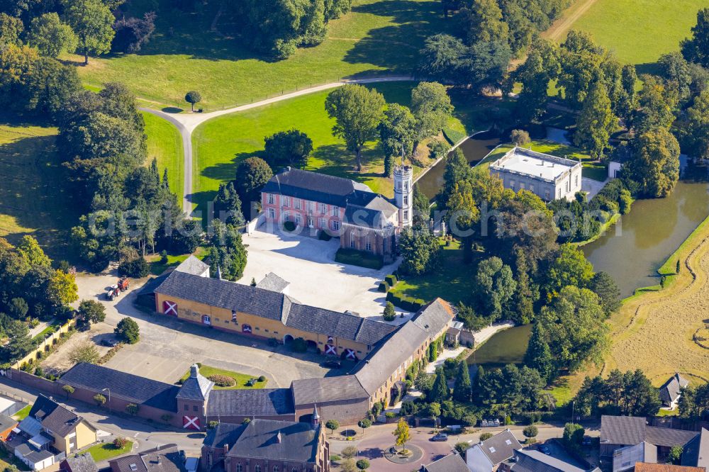 Aerial image Rurich - Building and castle park systems of water castle on street Hompeschstrasse in Rurich in the state North Rhine-Westphalia, Germany