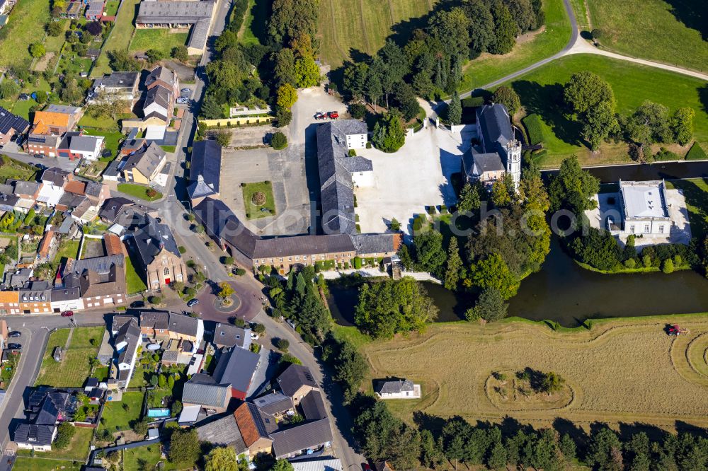 Aerial photograph Rurich - Building and castle park systems of water castle on street Hompeschstrasse in Rurich in the state North Rhine-Westphalia, Germany