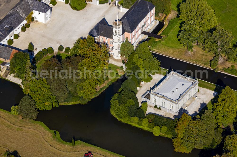 Rurich from the bird's eye view: Building and castle park systems of water castle on street Hompeschstrasse in Rurich in the state North Rhine-Westphalia, Germany