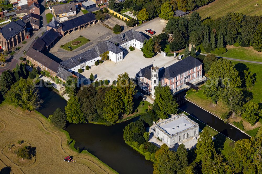 Aerial image Rurich - Building and castle park systems of water castle on street Hompeschstrasse in Rurich in the state North Rhine-Westphalia, Germany