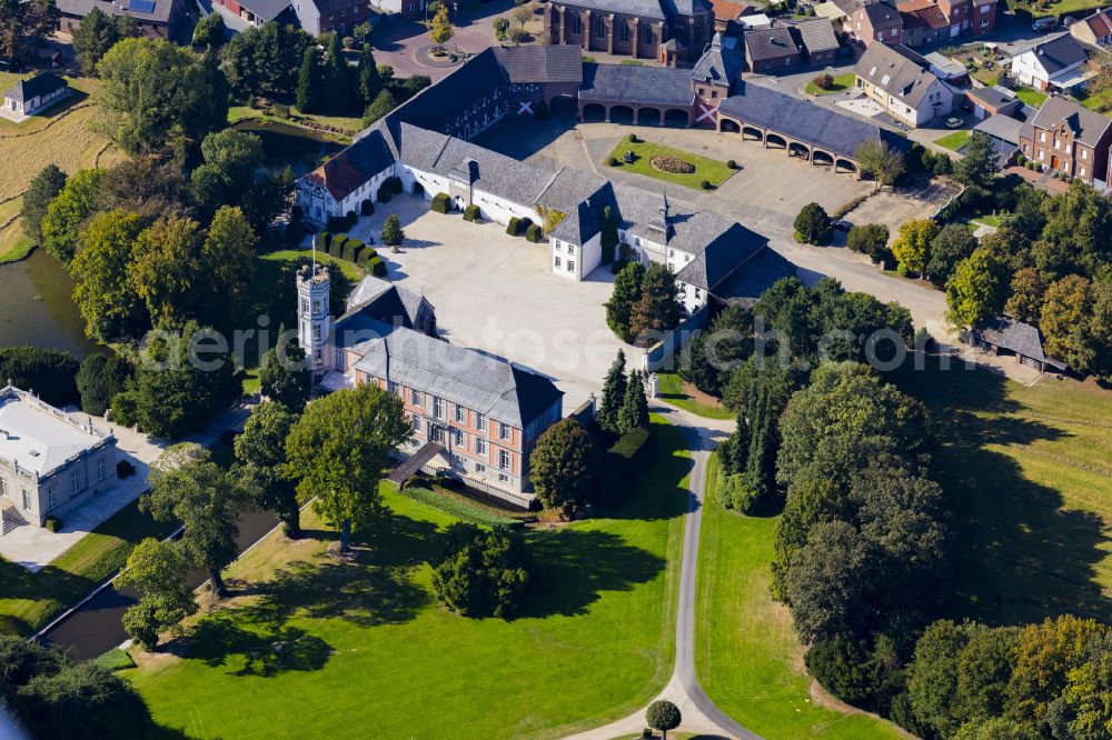 Aerial photograph Rurich - Building and castle park systems of water castle on street Hompeschstrasse in Rurich in the state North Rhine-Westphalia, Germany