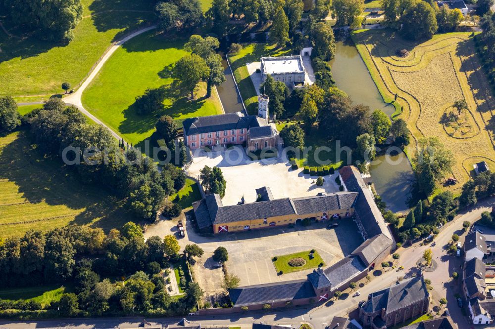 Rurich from the bird's eye view: Building and castle park systems of water castle on street Hompeschstrasse in Rurich in the state North Rhine-Westphalia, Germany