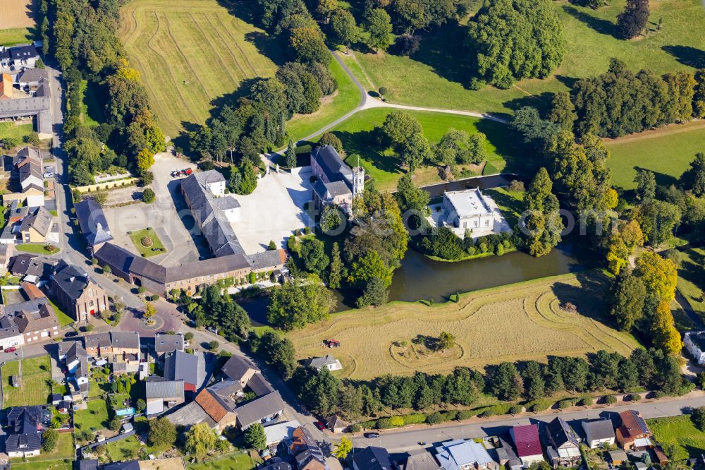 Aerial image Rurich - Building and castle park systems of water castle on street Hompeschstrasse in Rurich in the state North Rhine-Westphalia, Germany