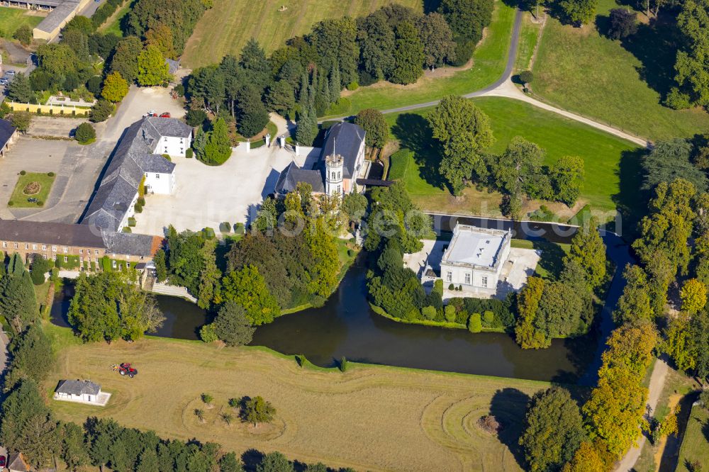 Aerial photograph Rurich - Building and castle park systems of water castle on street Hompeschstrasse in Rurich in the state North Rhine-Westphalia, Germany