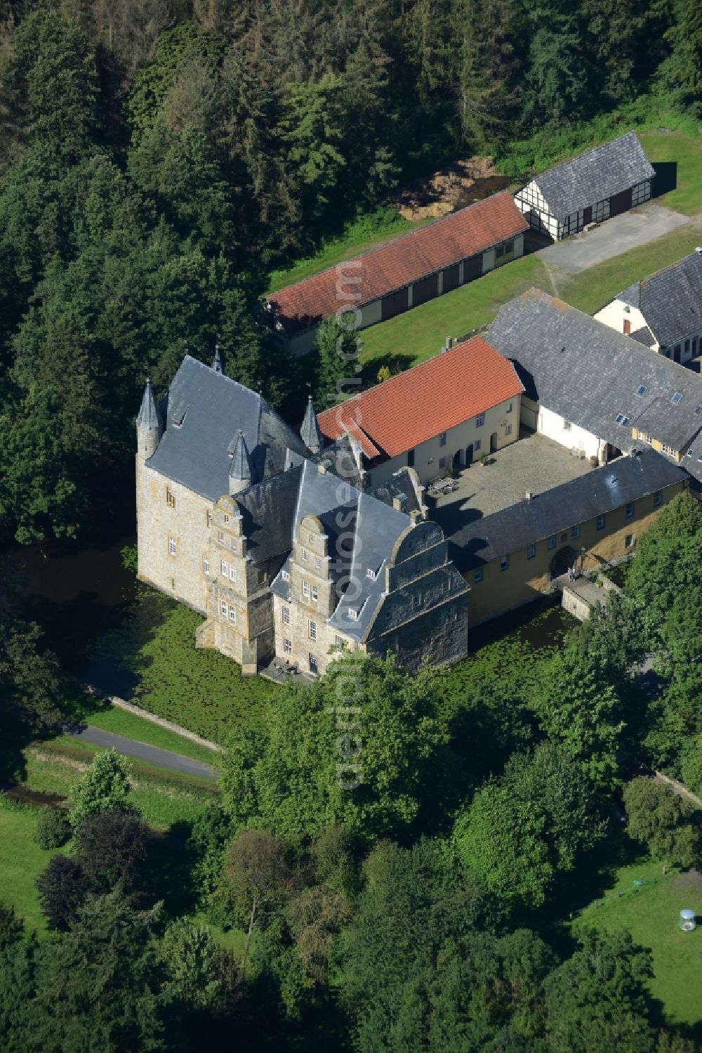 Schledehausen from the bird's eye view: Building and castle park systems of water castle Schelenburg in Schledehausen in the state Lower Saxony