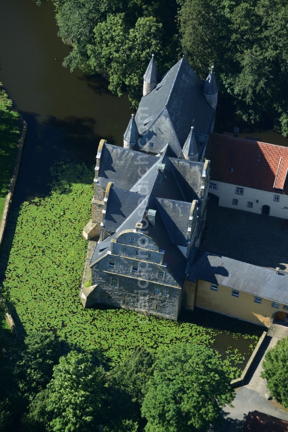 Schledehausen from above - Building and castle park systems of water castle Schelenburg in Schledehausen in the state Lower Saxony