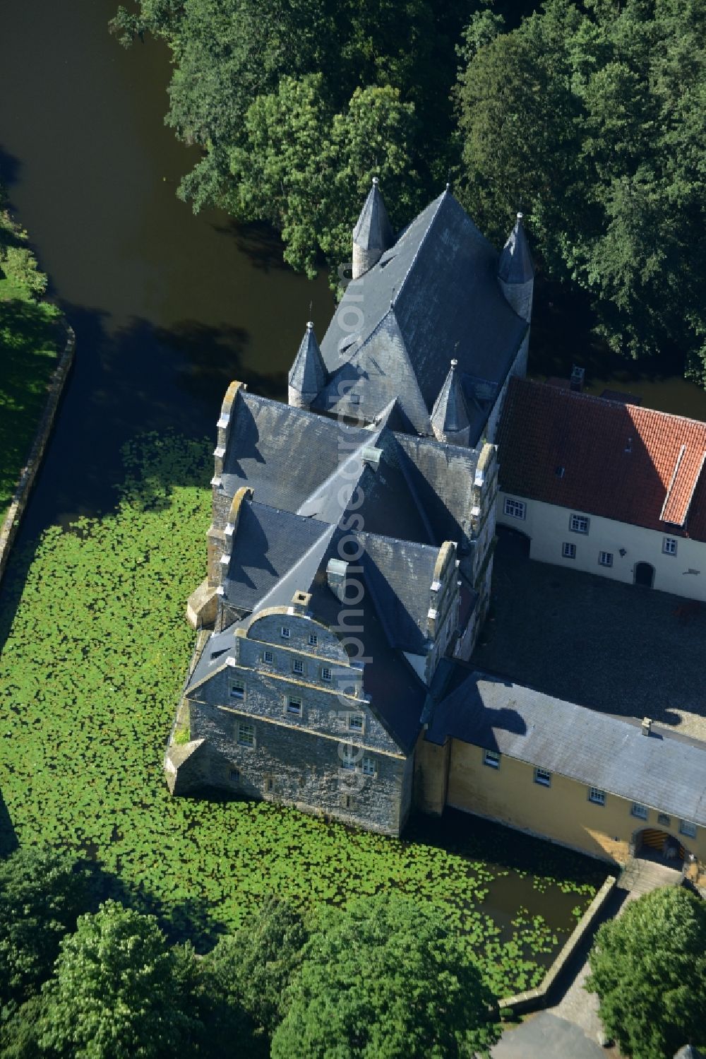 Schledehausen from the bird's eye view: Building and castle park systems of water castle Schelenburg in Schledehausen in the state Lower Saxony