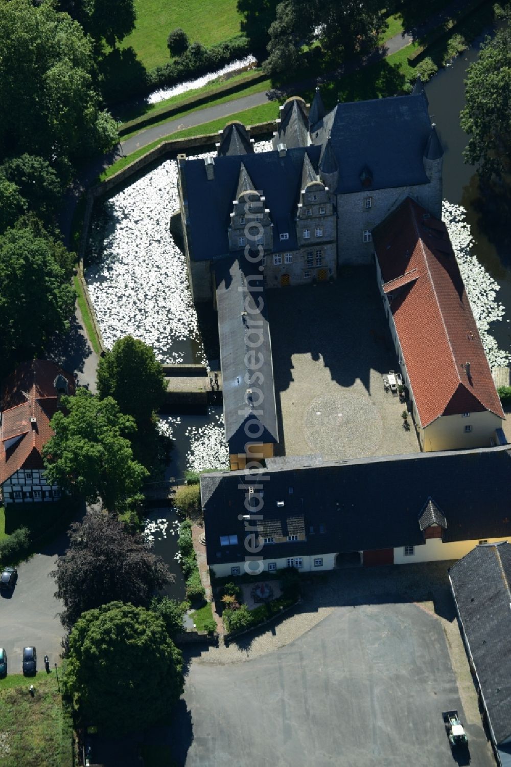 Schledehausen from the bird's eye view: Building and castle park systems of water castle Schelenburg in Schledehausen in the state Lower Saxony