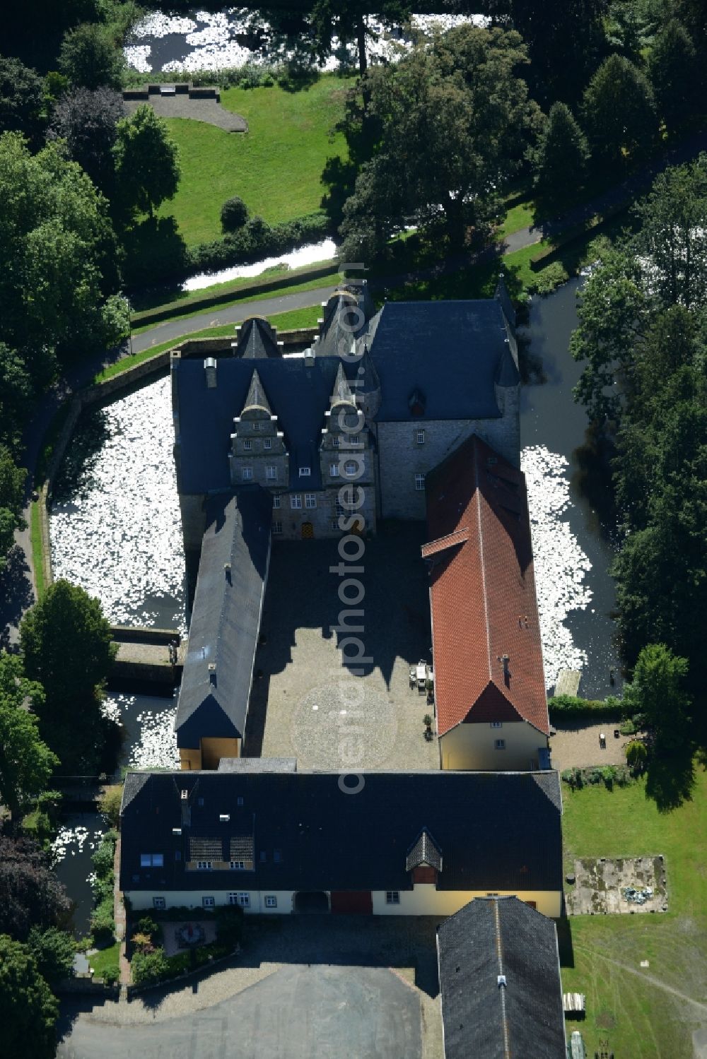 Aerial photograph Schledehausen - Building and castle park systems of water castle Schelenburg in Schledehausen in the state Lower Saxony