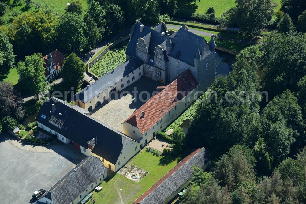 Schledehausen from the bird's eye view: Building and castle park systems of water castle Schelenburg in Schledehausen in the state Lower Saxony