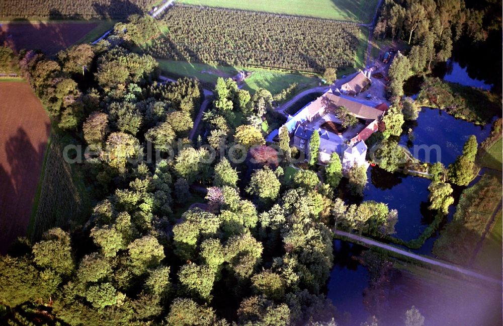 Aerial image Neukirchen-Vluyn - Building and castle park systems of water castle Schloss Bloemersheim on Bloemersheimer Weg in Neukirchen-Vluyn in the state North Rhine-Westphalia, Germany