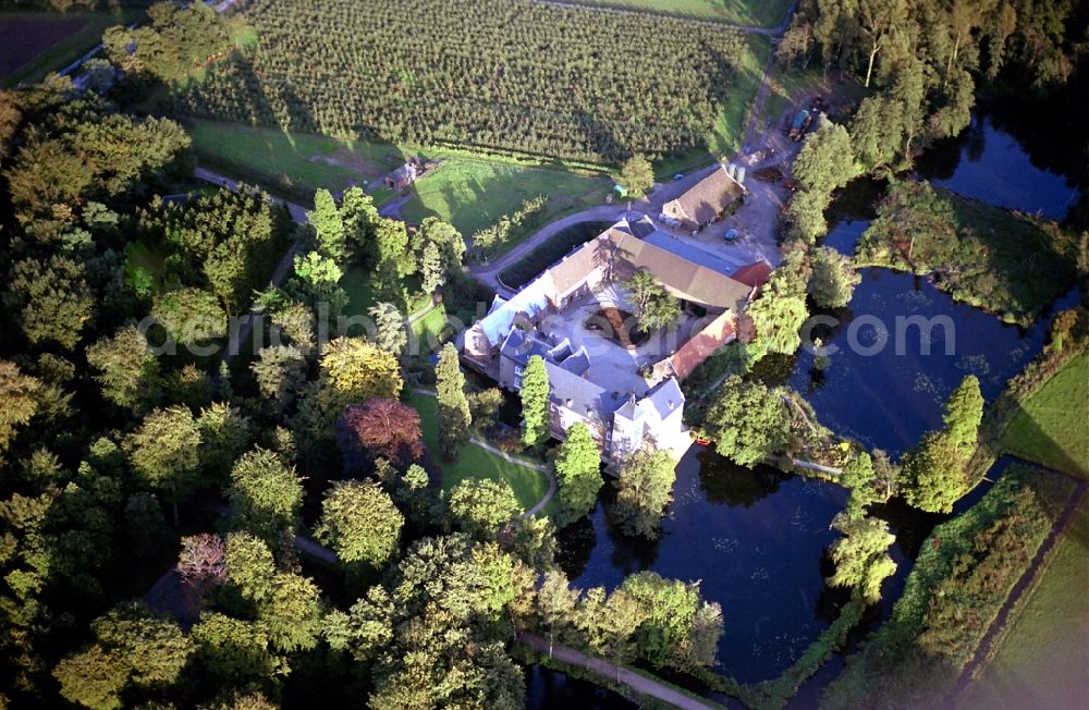 Aerial photograph Neukirchen-Vluyn - Building and castle park systems of water castle Schloss Bloemersheim on Bloemersheimer Weg in Neukirchen-Vluyn in the state North Rhine-Westphalia, Germany