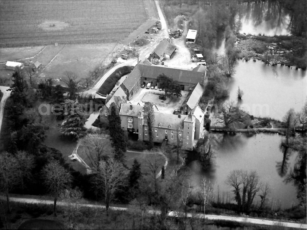 Aerial photograph Neukirchen-Vluyn - Building and castle park systems of water castle Schloss Bloemersheim on Bloemersheimer Weg in Neukirchen-Vluyn in the state North Rhine-Westphalia, Germany