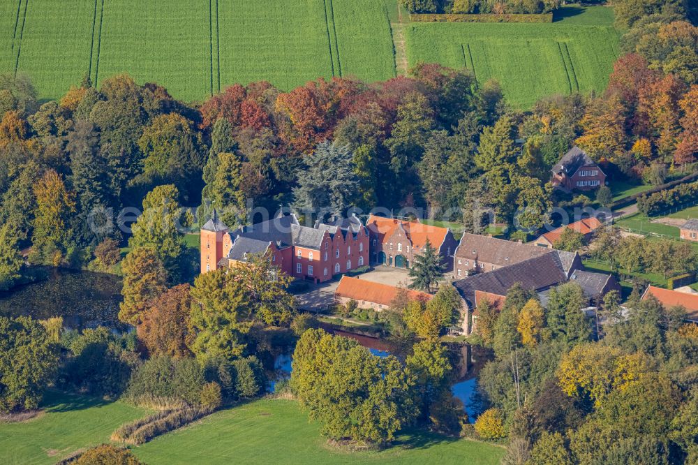 Aerial image Neukirchen-Vluyn - Building and castle park systems of water castle Schloss Bloemersheim on Bloemersheimer Weg in Neukirchen-Vluyn in the state North Rhine-Westphalia, Germany