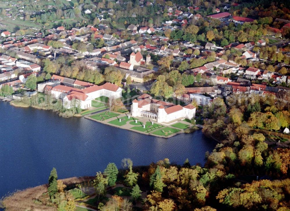 Rheinsberg from the bird's eye view: Building and castle park systems of water castle Rheinsberg in Rheinsberg in the state Brandenburg