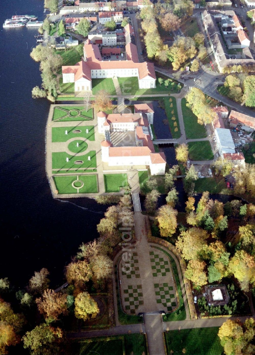 Aerial photograph Rheinsberg - Building and castle park systems of water castle Rheinsberg in Rheinsberg in the state Brandenburg