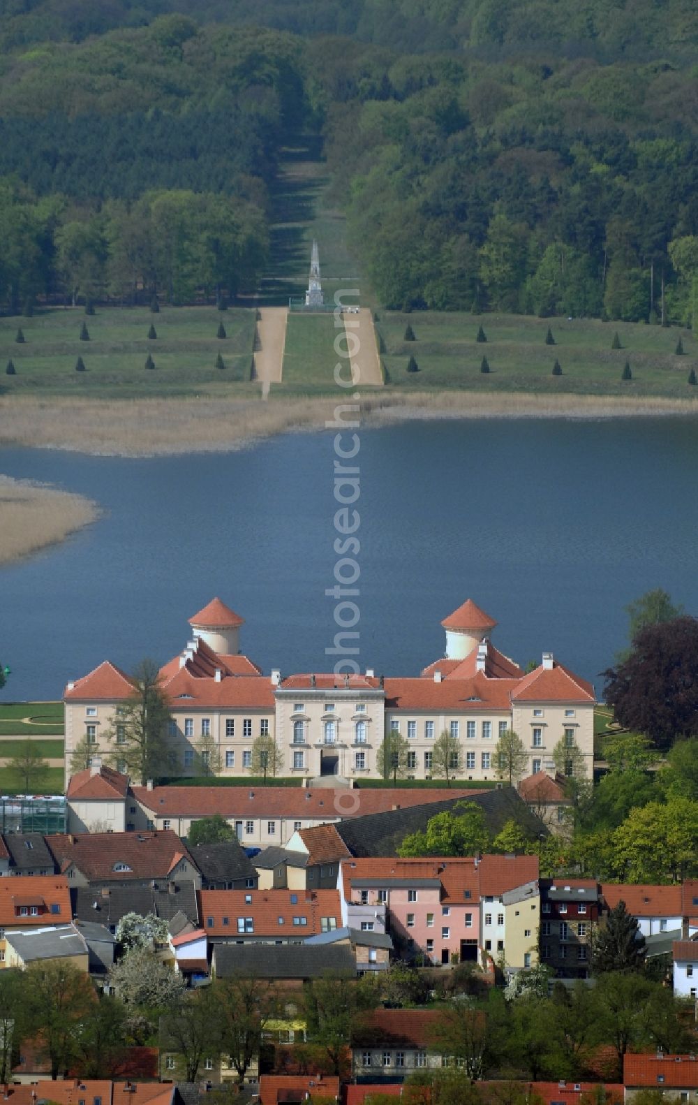 Rheinsberg from the bird's eye view: Building and castle park systems of water castle Rheinsberg in Rheinsberg in the state Brandenburg