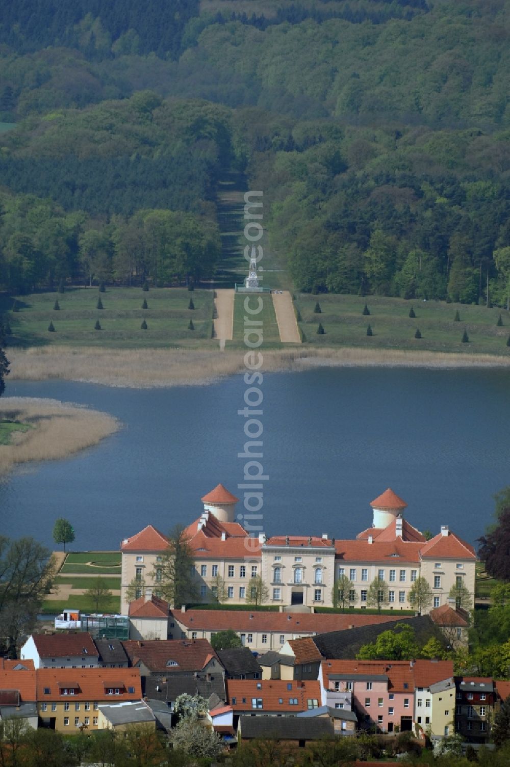 Rheinsberg from above - Building and castle park systems of water castle Rheinsberg in Rheinsberg in the state Brandenburg