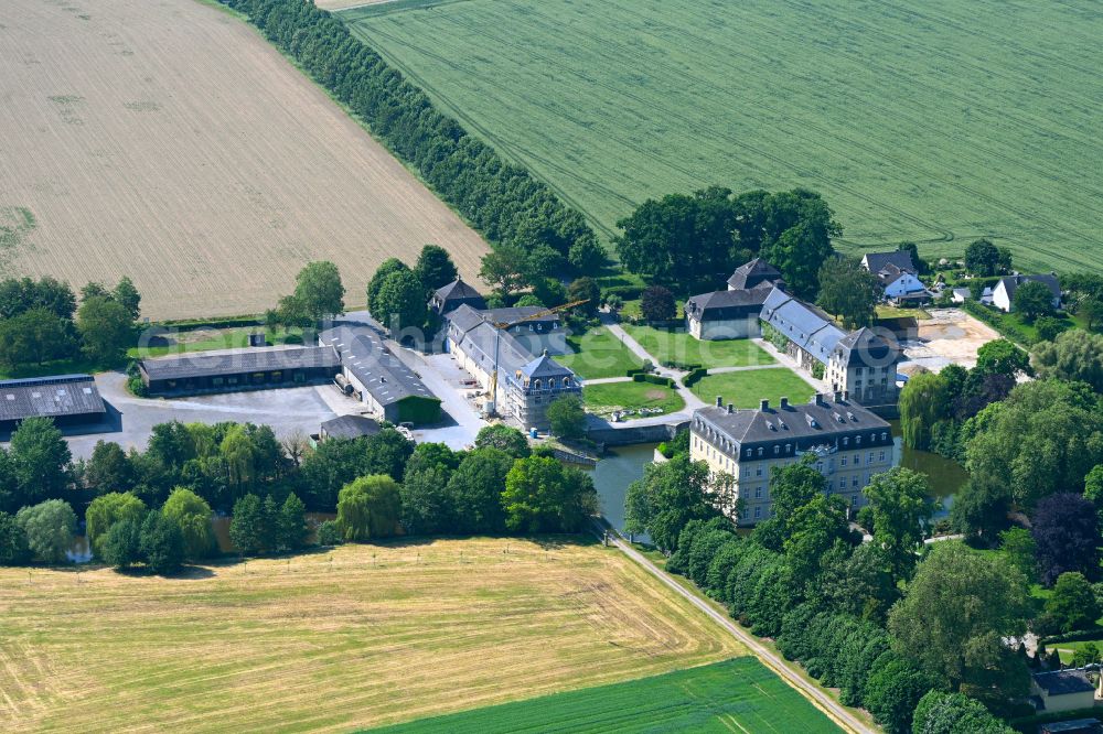 Aerial image Ermsinghausen - Building and castle park systems of water castle Schloss Schwarzenraben on street Schwarzenraben in Ermsinghausen in the state North Rhine-Westphalia, Germany