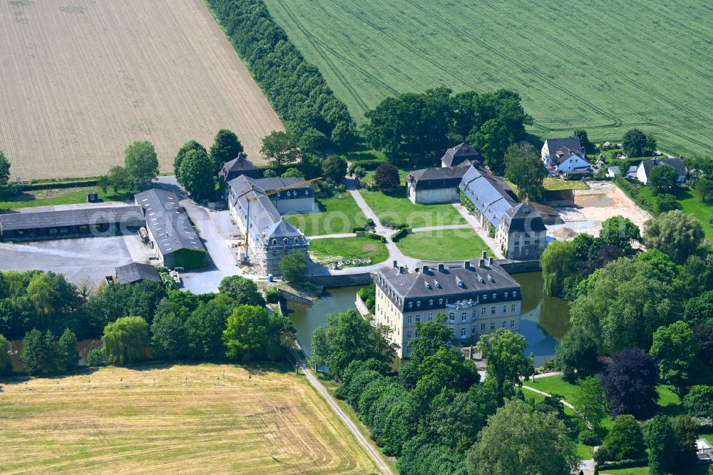 Aerial photograph Ermsinghausen - Building and castle park systems of water castle Schloss Schwarzenraben on street Schwarzenraben in Ermsinghausen in the state North Rhine-Westphalia, Germany