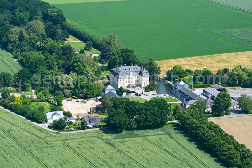 Ermsinghausen from the bird's eye view: Building and castle park systems of water castle Schloss Schwarzenraben on street Schwarzenraben in Ermsinghausen in the state North Rhine-Westphalia, Germany