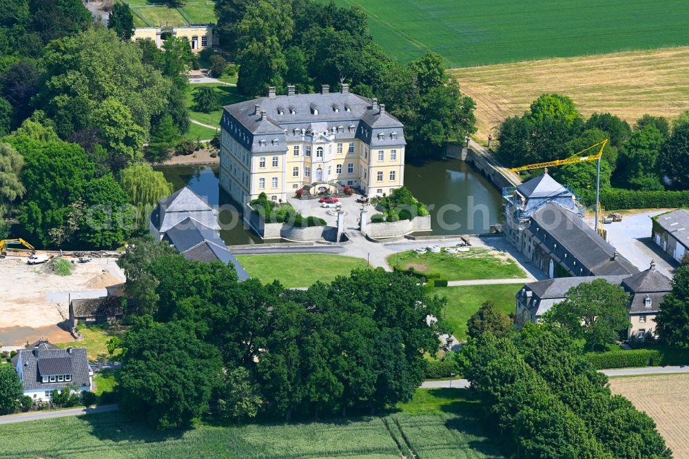 Aerial image Ermsinghausen - Building and castle park systems of water castle Schloss Schwarzenraben on street Schwarzenraben in Ermsinghausen in the state North Rhine-Westphalia, Germany