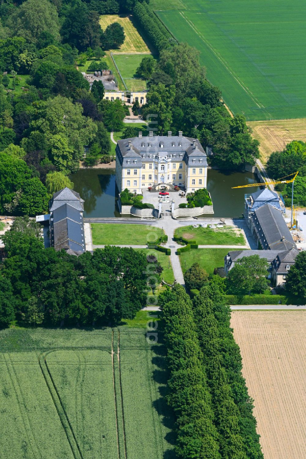 Aerial photograph Ermsinghausen - Building and castle park systems of water castle Schloss Schwarzenraben on street Schwarzenraben in Ermsinghausen in the state North Rhine-Westphalia, Germany