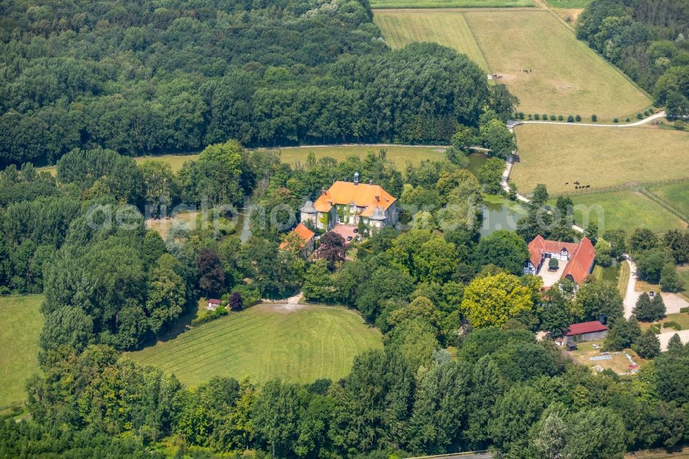 Aerial image Ascheberg - Building and castle park systems of water castle Schlossgut Itlingen in Ascheberg in the state North Rhine-Westphalia, Germany