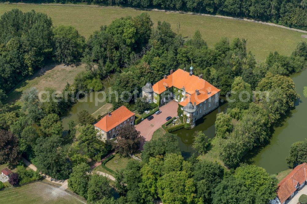 Ascheberg from the bird's eye view: Building and castle park systems of water castle Schlossgut Itlingen in Ascheberg in the state North Rhine-Westphalia, Germany