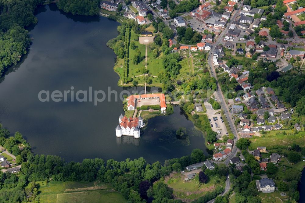 Glücksburg from the bird's eye view: Building and castle park systems of water castle in Gluecksburg (Ostsee) in the state Schleswig-Holstein