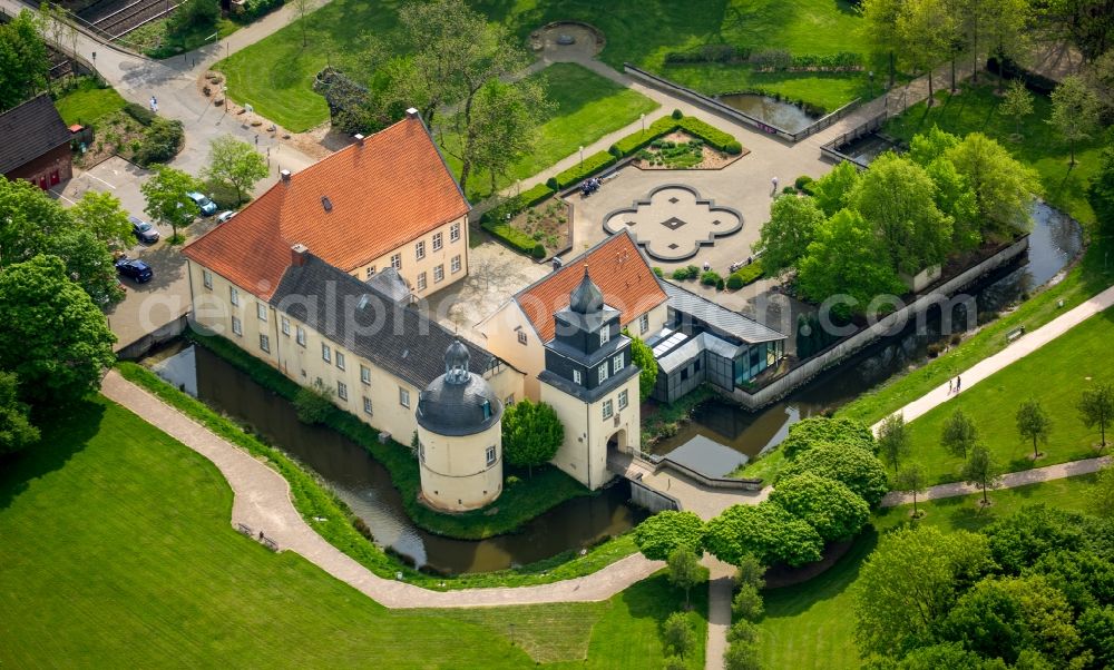 Schwelm from the bird's eye view: Building and castle park systems of water castle in Schwelm in the state North Rhine-Westphalia