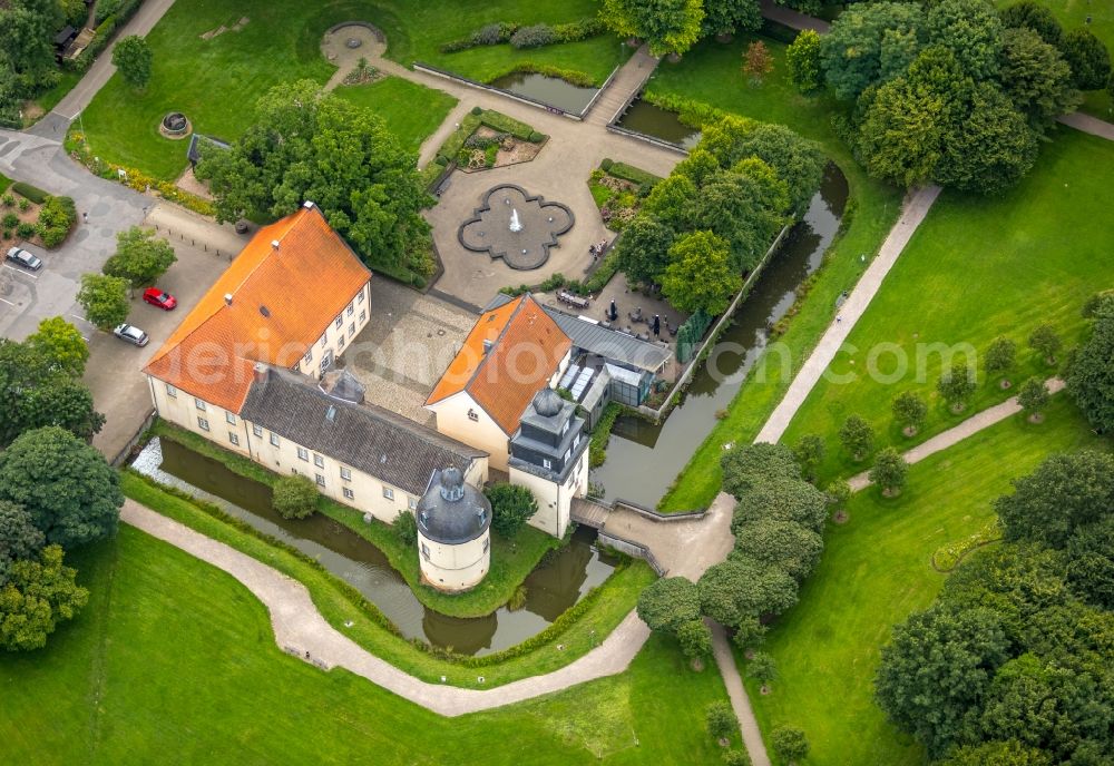 Aerial photograph Schwelm - Building and castle park systems of water castle in Schwelm in the state North Rhine-Westphalia