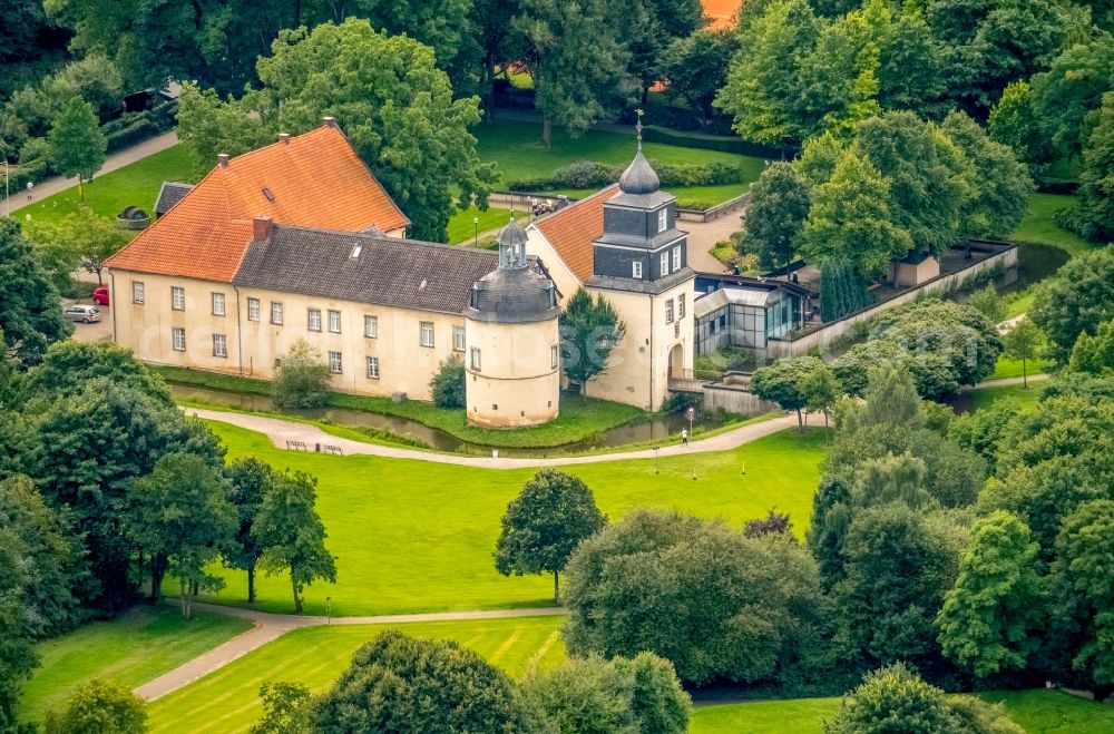 Schwelm from the bird's eye view: Building and castle park systems of water castle in Schwelm in the state North Rhine-Westphalia