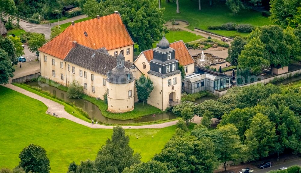 Schwelm from the bird's eye view: Building and castle park systems of water castle in Schwelm in the state North Rhine-Westphalia