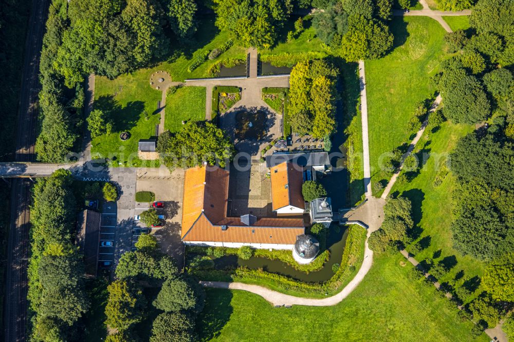 Schwelm from the bird's eye view: Building and castle park systems of water castle in Schwelm in the state North Rhine-Westphalia