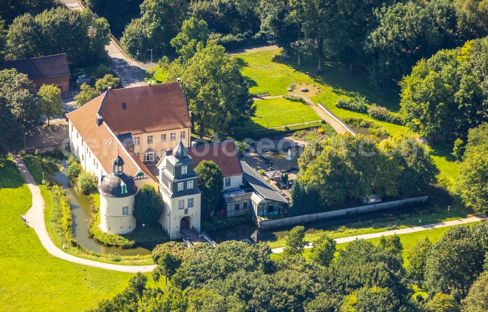 Aerial photograph Schwelm - Building and castle park systems of water castle in Schwelm in the state North Rhine-Westphalia