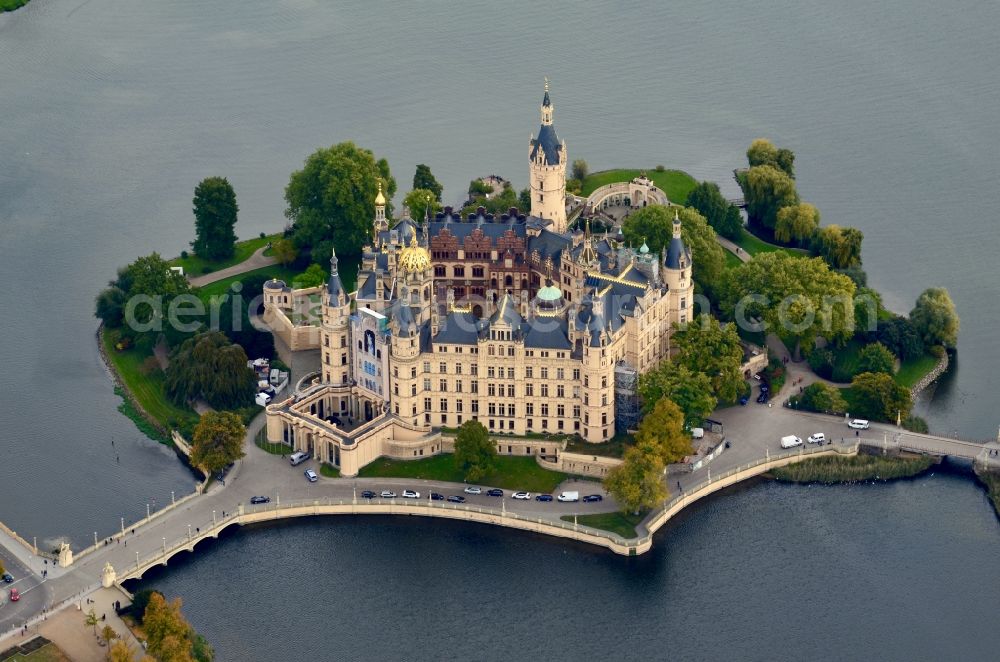 Aerial photograph Schwerin - Building and castle park systems of water castle in Schwerin in the state Mecklenburg - Western Pomerania, Germany