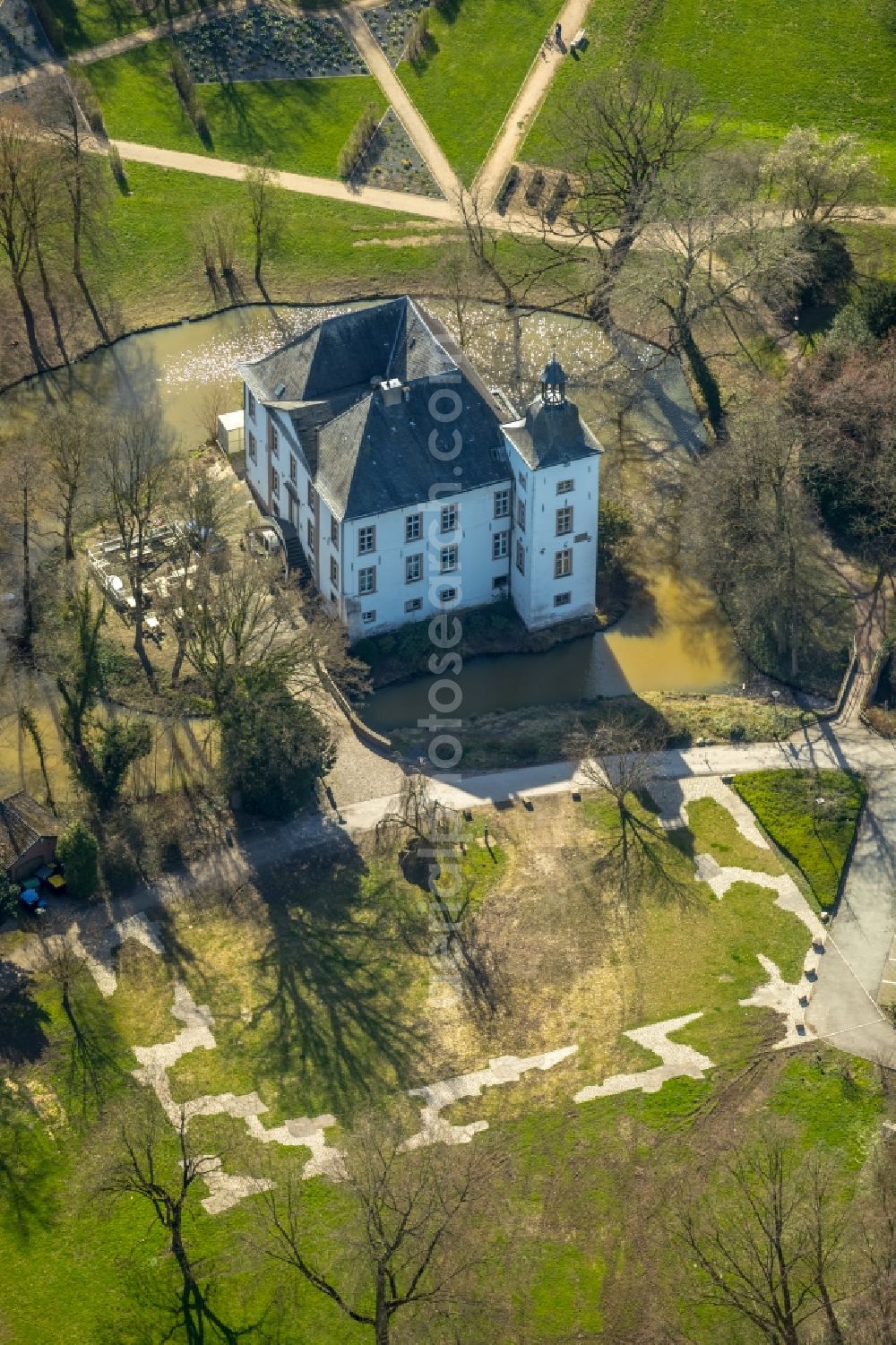 Aerial image Voerde (Niederrhein) - Building and castle park systems of water castle Haus Voerde in the district Ruhr Metropolitan Area in Voerde (Niederrhein) in the state North Rhine-Westphalia