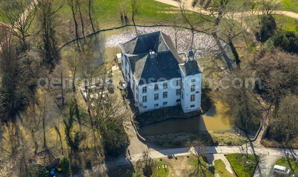 Aerial photograph Voerde (Niederrhein) - Building and castle park systems of water castle Haus Voerde in the district Ruhr Metropolitan Area in Voerde (Niederrhein) in the state North Rhine-Westphalia